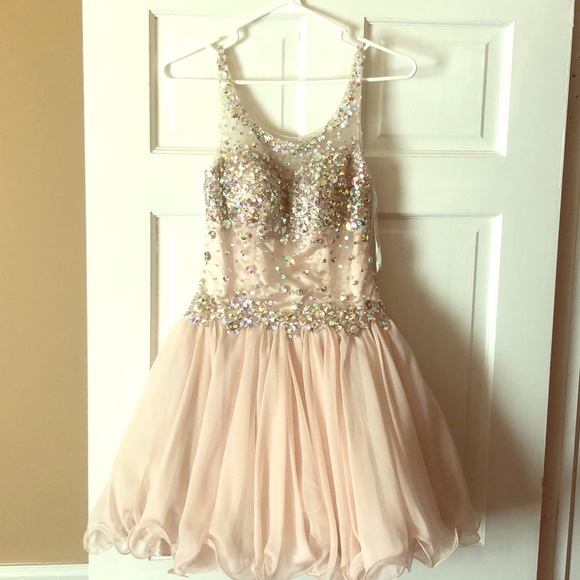 Formal dress - Picture 1 of 3
